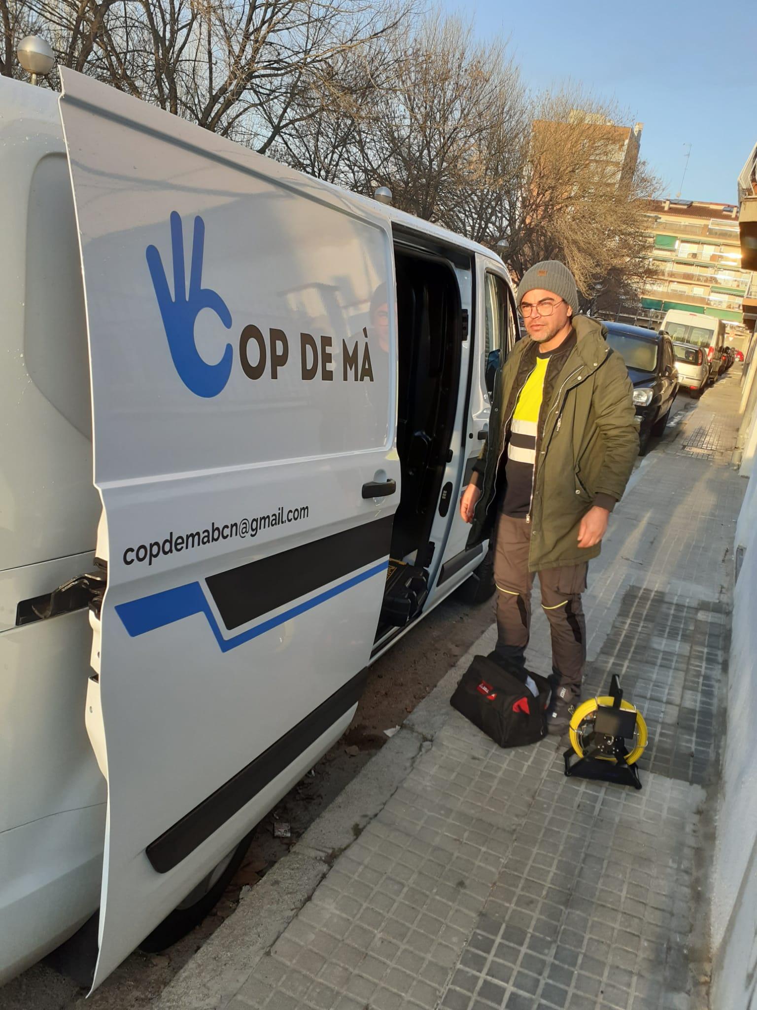 Técnico de COP DE MÀ con furgoneta